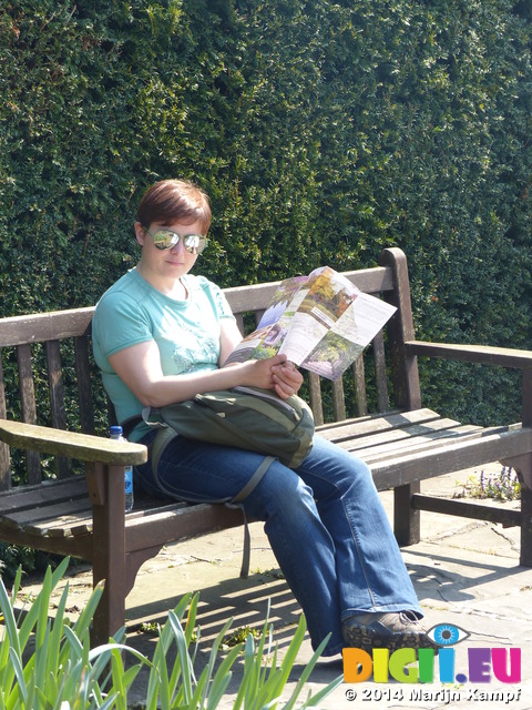 FZ005204 Jenni in Dyffryn Gardens